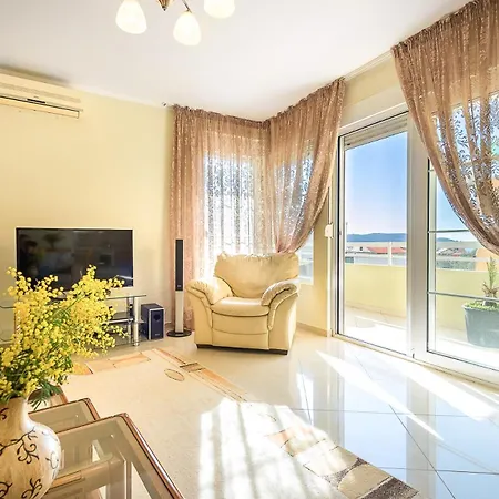 Апартаменты Sunny&cosy Apart, Rafailovici